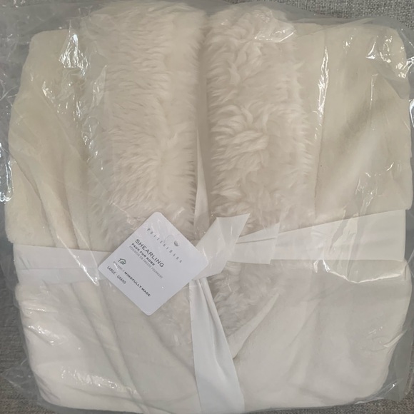 Pottery Barn Cream Shearling Faux Fur Robe
NWT - Picture 4 of 7
